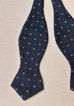 Lade das Bild in den Galerie-Viewer, Noeud papillon vintage bleu marine 100% soie Made in France
