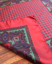 Afbeelding in Gallery-weergave laden, Pochette de costume rouge paisley vintage en soie Made in England
