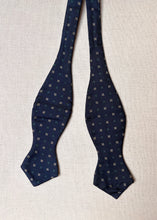 Lade das Bild in den Galerie-Viewer, Noeud papillon vintage bleu marine 100% soie Made in France
