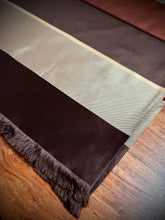 Charger l'image dans la galerie, A. Sulka &amp; Company foulard vintage en taffetas de soie
