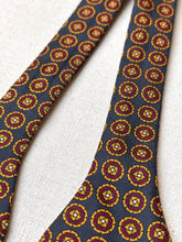 Charger l'image dans la galerie, Harrod's noeud papillon à motif géométrique en soie Made in England
