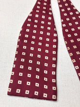 Cargar imagen en el visor de la galería, Charvet noeud papillon vintage bordeaux à motif géométrique en soie Made in France
