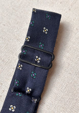 Lade das Bild in den Galerie-Viewer, Noeud papillon vintage bleu marine 100% soie Made in France
