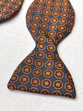Charger l'image dans la galerie, Harrod's noeud papillon à motif géométrique en soie Made in England
