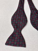 Načíst obrázek do prohlížeče Galerie, Harrod's noeud papillon marine à motif géométrique en soie Made in England
