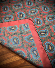 Afbeelding in Gallery-weergave laden, Pochette de costume paisley vintage en soie Made in England
