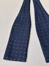 Lade das Bild in den Galerie-Viewer, Charvet noeud papillon vintage marine à pois en soie Made in France
