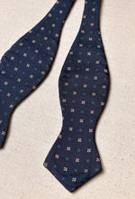 Lade das Bild in den Galerie-Viewer, Noeud papillon vintage bleu marine 100% soie Made in France

