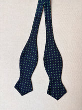 Načíst obrázek do prohlížeče Galerie, Noeud papillon vintage bleu marine à pois 100% soie Made in France
