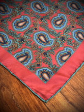 Afbeelding in Gallery-weergave laden, Pochette de costume paisley vintage en soie Made in England
