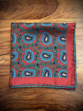 Afbeelding in Gallery-weergave laden, Pochette de costume paisley vintage en soie Made in England
