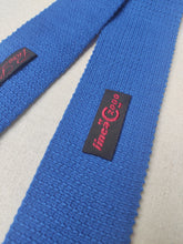 Charger l&#39;image dans la galerie, Cravate vintage bleue en maille 100% laine Made in Italy
