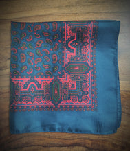 Charger l&#39;image dans la galerie, Pochette paisley marine en soie Made in England
