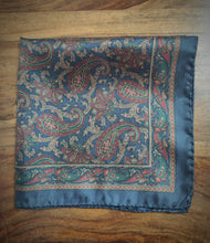 Charger l&#39;image dans la galerie, Pochette bleue vintage à motif paisley Made in Italy
