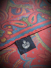 Afbeelding in Gallery-weergave laden, Façonnable pochette rouge en soie à motif floral Made in France
