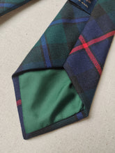 Carica l&#39;immagine nel visualizzatore di Gallery, Johnstons of Elgin cravate tartan en laine vierge Made in Scotland
