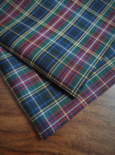 Carica l&#39;immagine nel visualizzatore di Gallery, Pochette vintage tartan en soie Made in Italy
