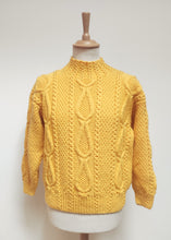 Afbeelding in Gallery-weergave laden, Mettez Paris pull jaune en maille torsadée 100% laine Made in England
