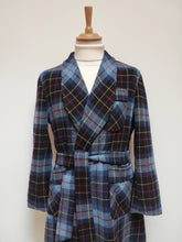 Carica l&#39;immagine nel visualizzatore di Gallery, Milton robe de chambre tartan vintage à col châle en laine 50
