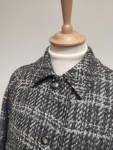 Carica l&#39;immagine nel visualizzatore di Gallery, Aquascutum X Old England Parma manteau femme en pure laine vierge
