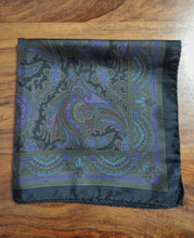 Afbeelding in Gallery-weergave laden, Pochette de costume vintage noire en soie à motif floral
