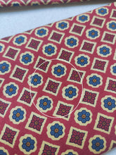 Carica l&#39;immagine nel visualizzatore di Gallery, Drake&#39;s X Wesley cravate rouge en soie à motif floral Made in England
