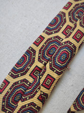 Charger l&#39;image dans la galerie, Brooks Brothers cravate jaune en soie à motif géométrique Made in USA
