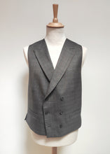 Afbeelding in Gallery-weergave laden, Charles Tyrwhitt gilet croisé Prince de Galles en laine 52
