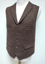 Afbeelding in Gallery-weergave laden, Harris Tweed X Carl Gross gilet marron chiné en pure laine vierge 54
