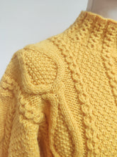 Afbeelding in Gallery-weergave laden, Mettez Paris pull jaune en maille torsadée 100% laine Made in England
