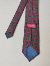 Charger l&#39;image dans la galerie, Nowell&#39;s cravate bordeaux en soie à motif médaillons Made in USA
