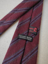 Carica l&#39;immagine nel visualizzatore di Gallery, Harrison&#39;s cravate club bordeaux en pur cachemire Made in Scotland
