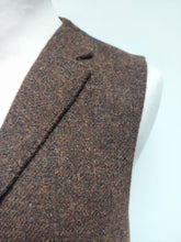 Afbeelding in Gallery-weergave laden, Harris Tweed X Carl Gross gilet marron chiné en pure laine vierge 54
