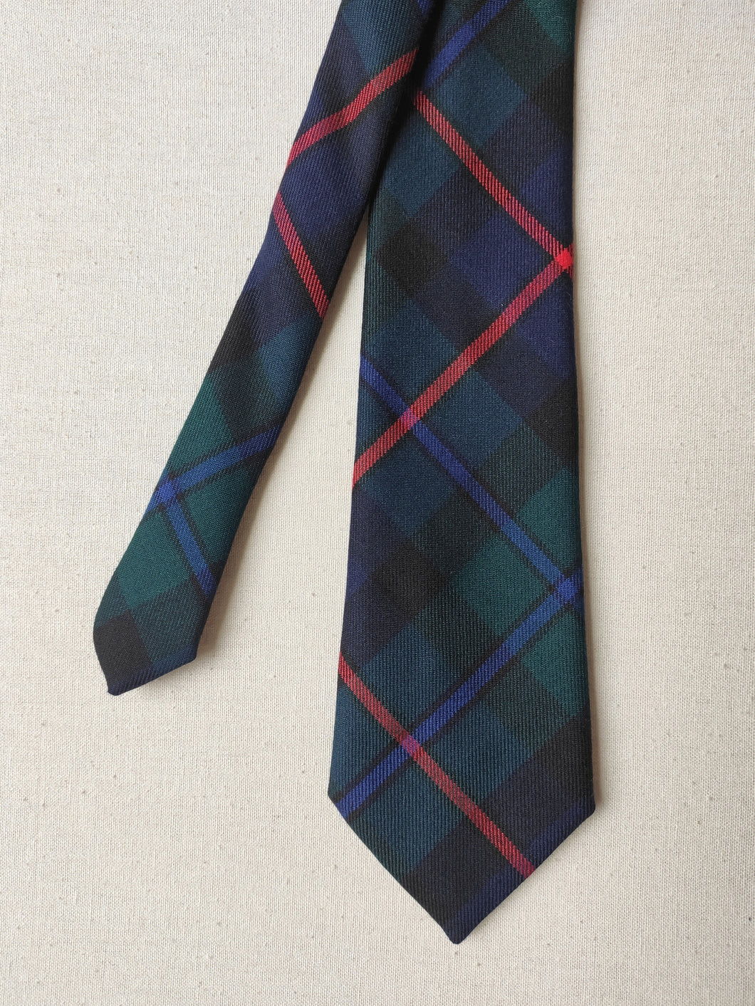 Johnstons of Elgin cravate tartan en laine vierge Made in Scotland