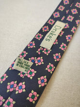 Afbeelding in Gallery-weergave laden, Armeria Meschieri X Drake&#39;s cravate marine en soie à motif floral Made in England
