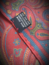 Charger l&#39;image dans la galerie, Façonnable pochette rouge en soie à motif floral Made in France
