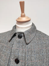 Afbeelding in Gallery-weergave laden, Harrods cape chevrons vintage en pure laine vierge Made in Scotland
