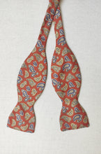 Carica l&#39;immagine nel visualizzatore di Gallery, Noeud papillon vintage paisley orange en soie
