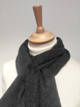 Charger l&#39;image dans la galerie, Daks écharpe grise vintage 100% lambswool Made in Scotland
