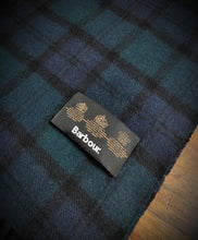 Carica l&#39;immagine nel visualizzatore di Gallery, Barbour écharpe tartan à carreaux 100% laine
