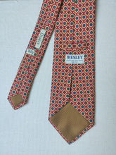 Carica l&#39;immagine nel visualizzatore di Gallery, Drake&#39;s X Wesley cravate rouge en soie à motif floral Made in England
