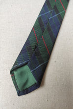 Carica l&#39;immagine nel visualizzatore di Gallery, Cravate tartan en soie Made in Italy
