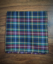 Carica l&#39;immagine nel visualizzatore di Gallery, Pochette vintage tartan en soie Made in Italy
