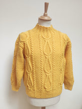 Afbeelding in Gallery-weergave laden, Mettez Paris pull jaune en maille torsadée 100% laine Made in England
