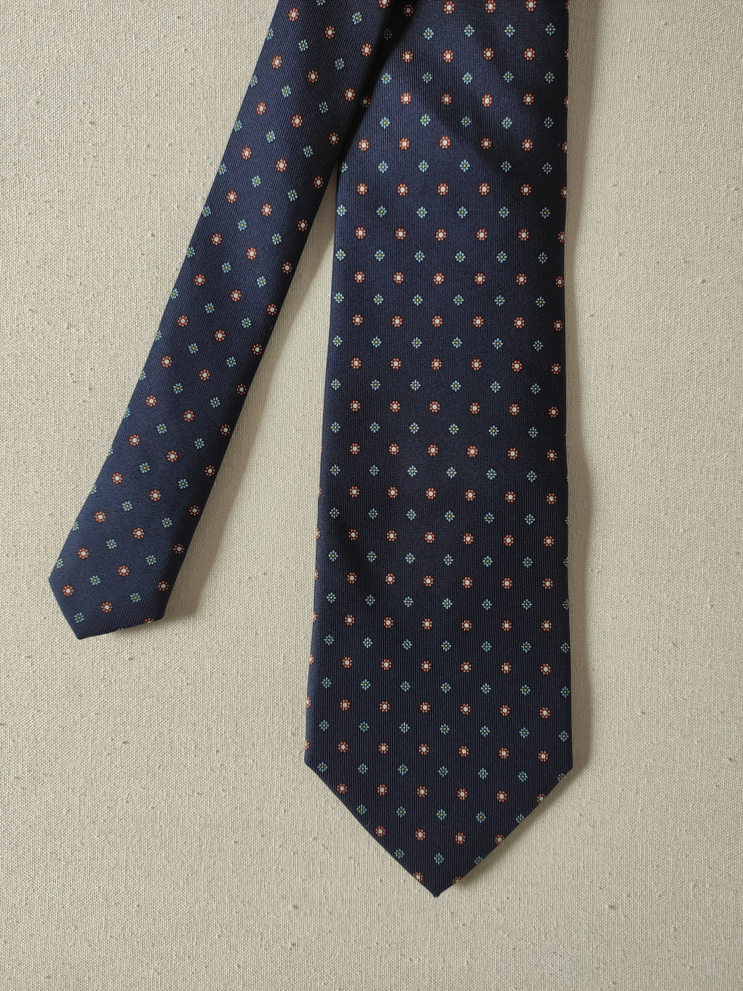 Inès de la Fressange X Drake's cravate marine en soie à motif floral Made in England
