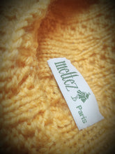 Carica l&#39;immagine nel visualizzatore di Gallery, Mettez Paris pull jaune en maille torsadée 100% laine Made in England
