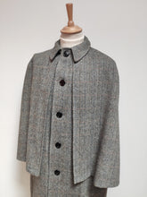 Afbeelding in Gallery-weergave laden, Harrods cape chevrons vintage en pure laine vierge Made in Scotland
