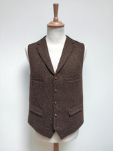 Afbeelding in Gallery-weergave laden, Harris Tweed X Carl Gross gilet marron chiné en pure laine vierge 54
