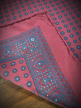 Afbeelding in Gallery-weergave laden, Sulka pochette rouge vintage en soie à motif géométrique
