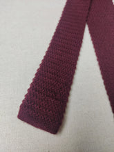 Charger l&#39;image dans la galerie, Cravate tricot vintage bordeaux 100% laine
